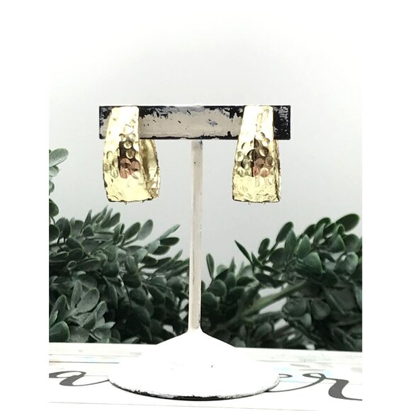 Vintage Clip on Earrings Hammered finish Gold-Tone Hoop - Picture 5 of 6